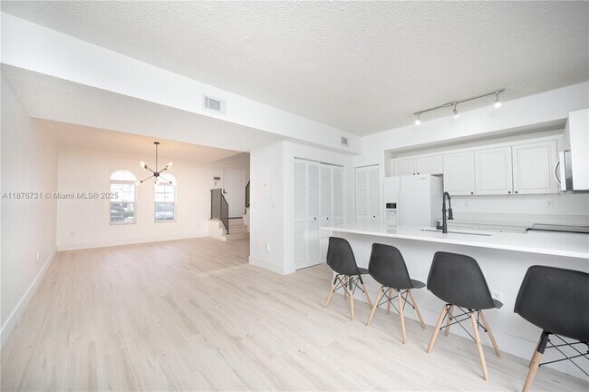 Foto del edificio - 5265 NW 112th Ave