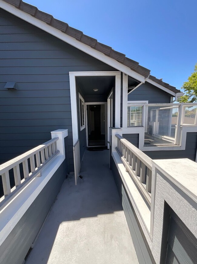 Foto del edificio - Modern Comfort in Prime Fremont Location –...