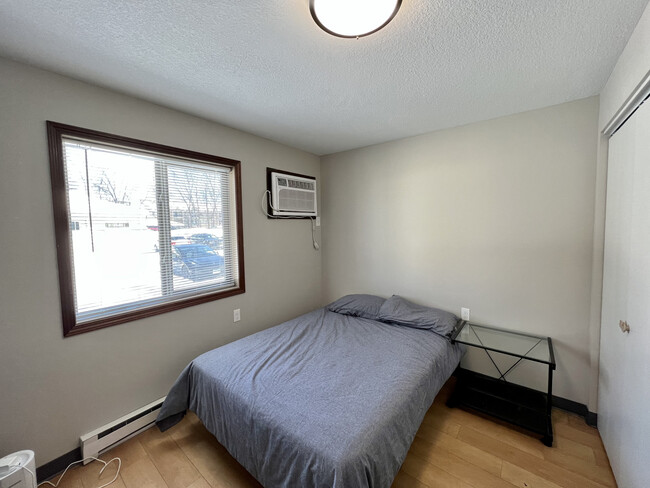 Building Photo - 914 3rd Ave NE