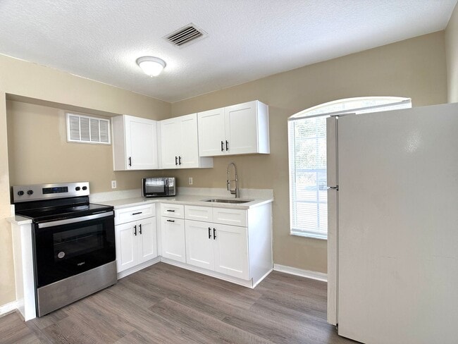 Building Photo - 501 Coconut Palm Way