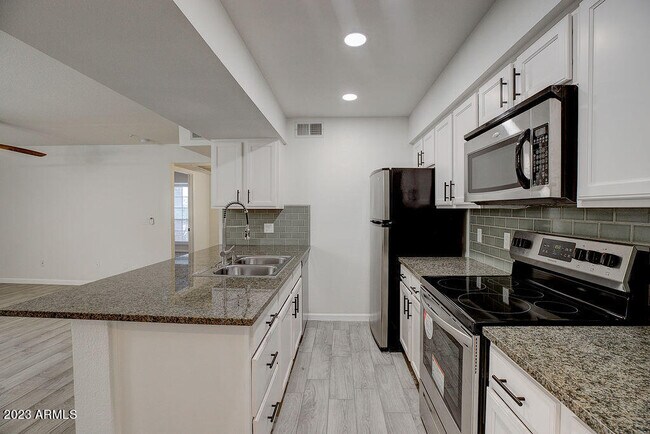 Foto del edificio - 200 W Southern Ave