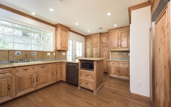 Foto del edificio - 1240 N Doheny Dr