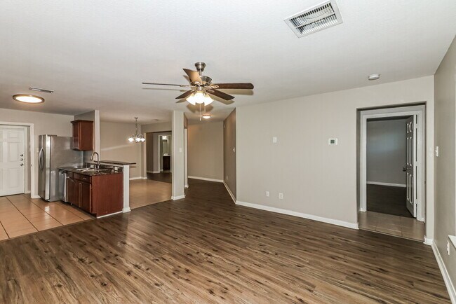 Building Photo - 2131 Golden Topaz Dr