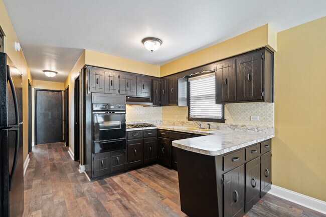 Foto del edificio - 8832 Cherry Ave