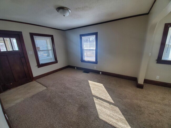 Building Photo - 2 bedroom, 1 bathroom with 1 car garage!