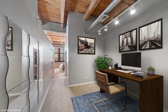 Foto del edificio - Bright & Beautiful Loft in West Loop Elevator Building!