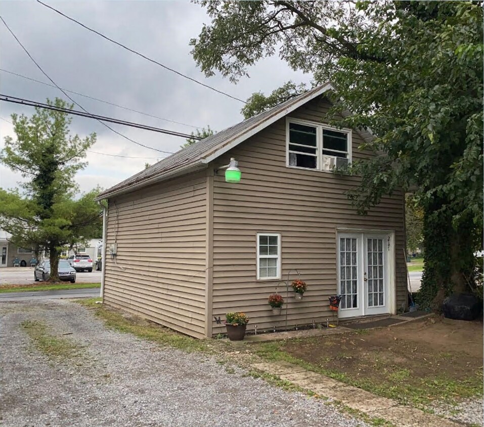 Primary Photo - 217 E King St