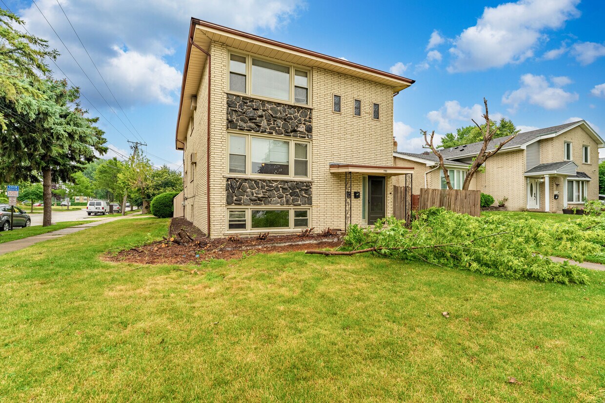 Foto principal - 9301 Kolmar Ave