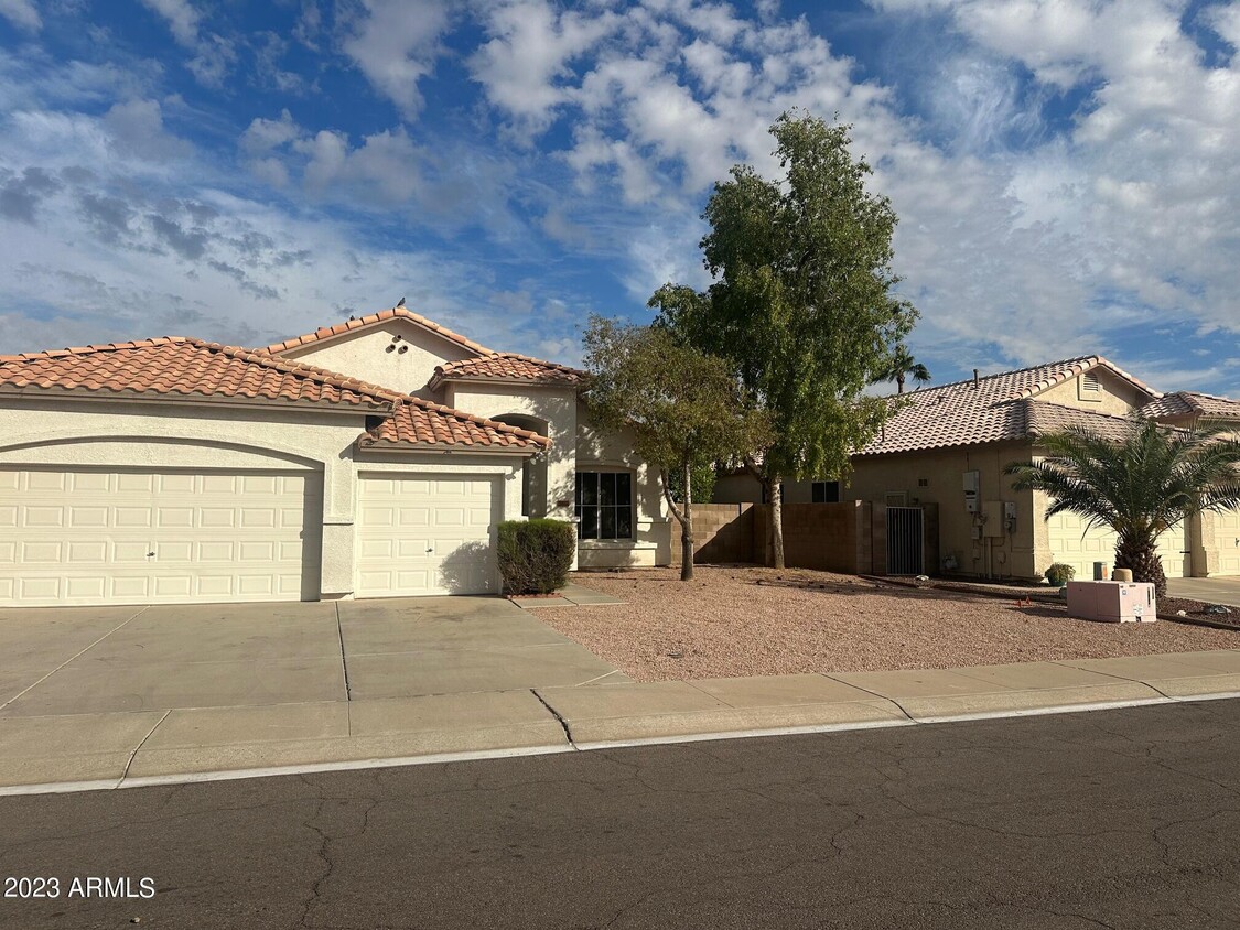 Primary Photo - 2613 S 157th Dr