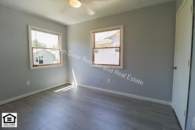 Building Photo - Now available 2 bedroom house!