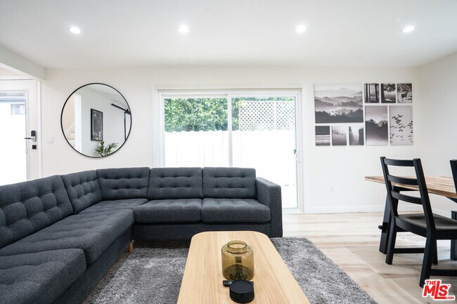 Foto del edificio - 8704 Dorrington Ave