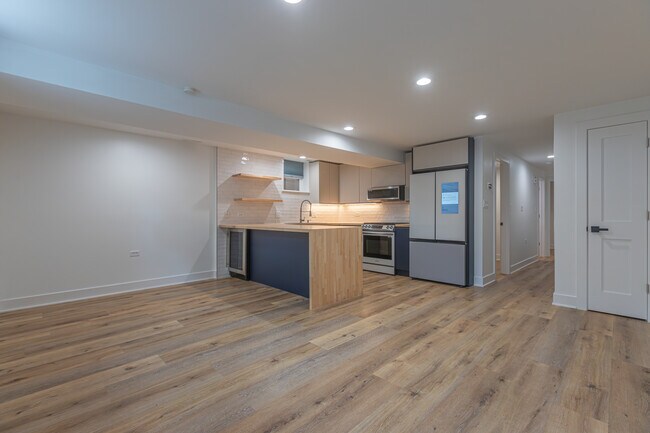Foto del edificio - 1732 W Beach Ave