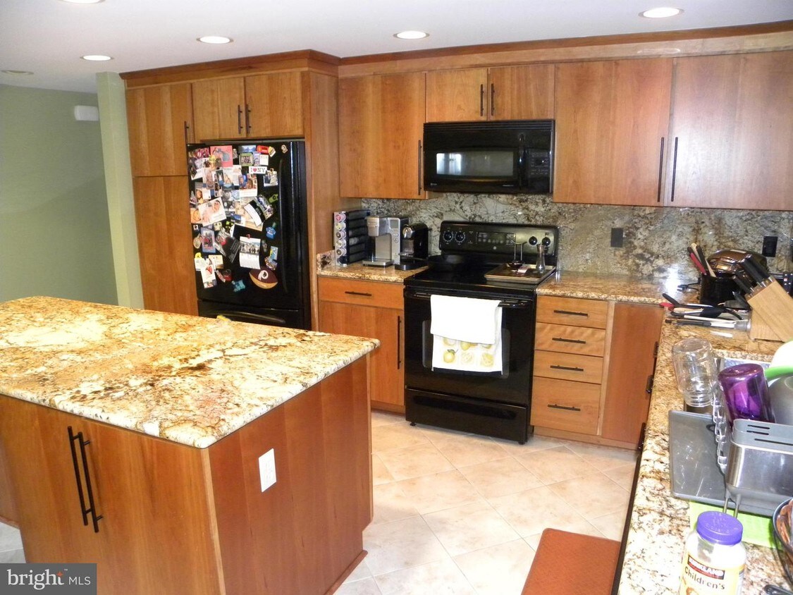 Building Photo - 2231 Richelieu Dr