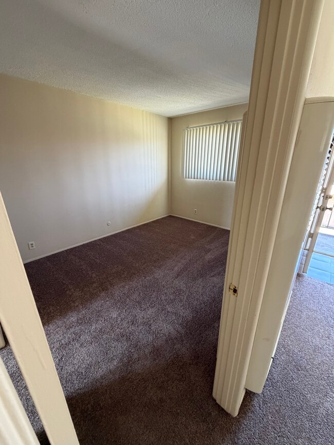 Dormitorio desde la sala de estar - 2133 Elden Ave