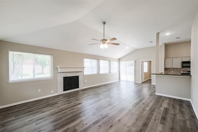 Building Photo - 2950 Walnut Springs Dr