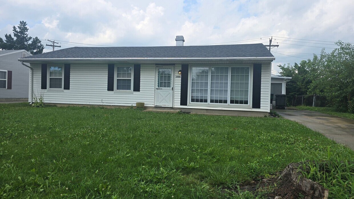 Primary Photo - 3 Bed/1.5 Bath - With Garage and Sun Room!