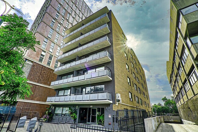 Building Photo - 710 Spadina Ave.