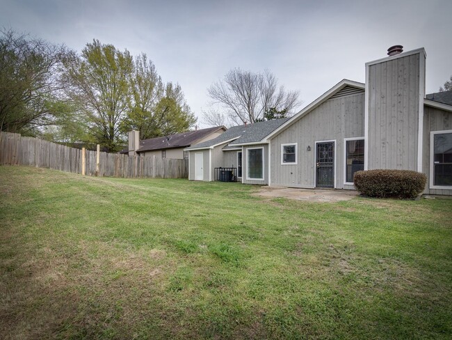 Building Photo - Spacious 3 bedroom/2 bath home available for rent!
