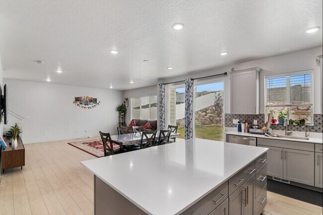 Building Photo - 2613 N Snowberry Dr