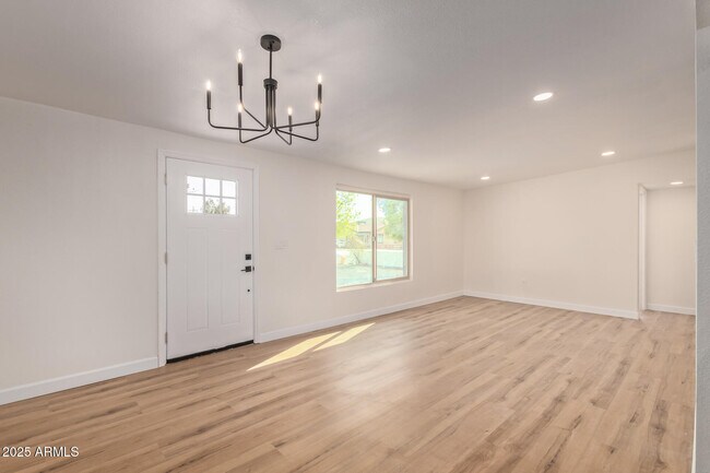 Foto del edificio - 2230 W Cambridge Ave