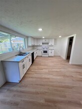 Building Photo - 3211 Meadowview Dr