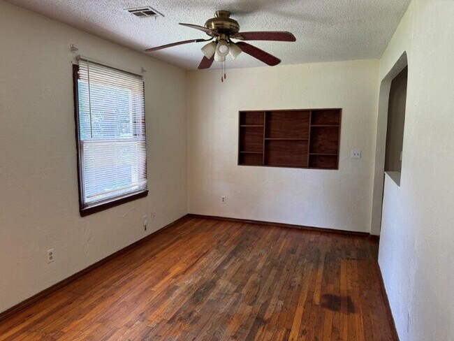 Foto del edificio - 3 bed 1 bath!