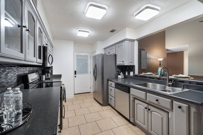 Foto del edificio - Captivating 3-Bedroom Escape with Private Deck & HOA Pool Access in Grand Prairie!