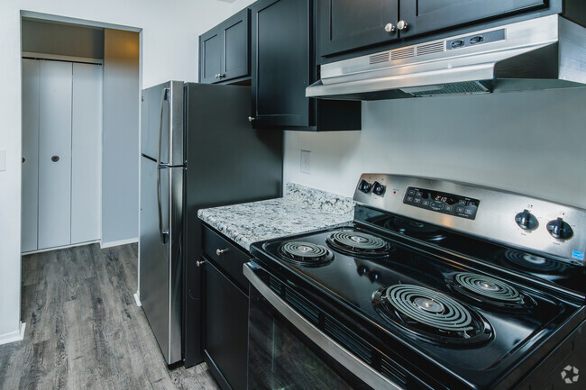 2BR, 1BA - 880SF - Kitchen - Hidden Trail Apartments