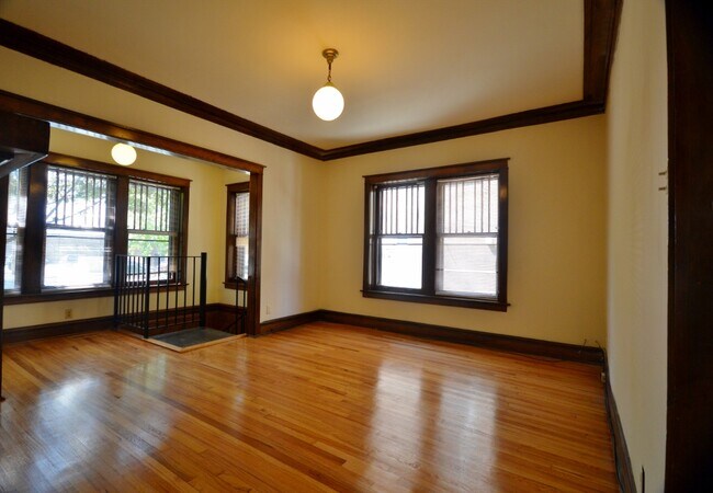 Building Photo - 1342 W Waveland Ave