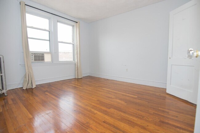 Building Photo - Spacious Budget-Friendly Apt near T with t...