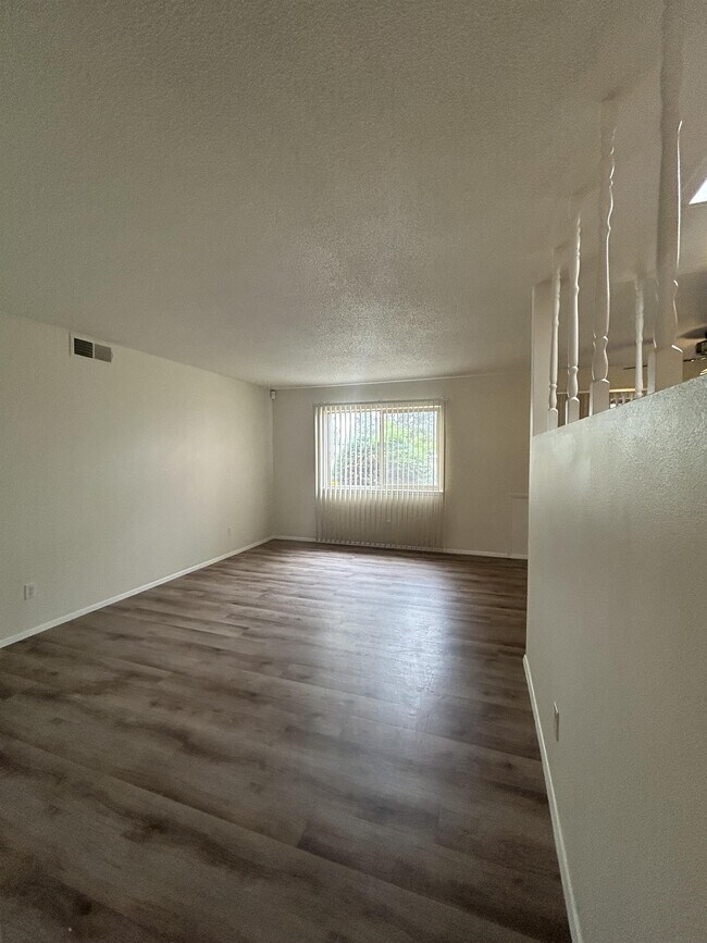 Foto del edificio - 12023 Golden Gate Ave NE