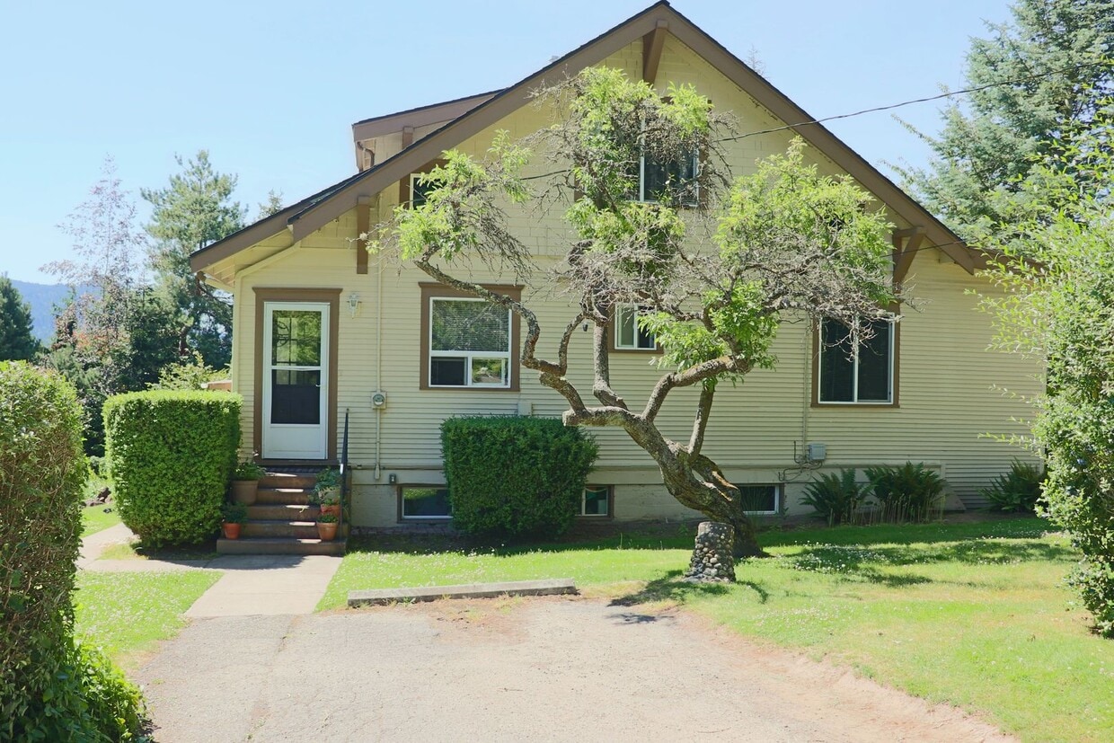Primary Photo - Exquisite 3 Bed, 1.75 Bath Home in Old Fai...