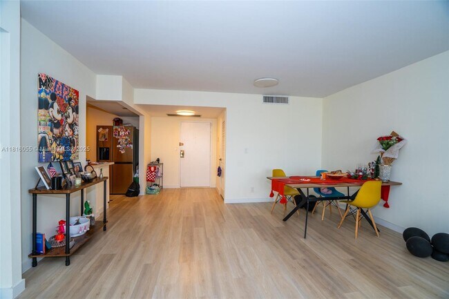 Building Photo - 2500 Parkview Dr