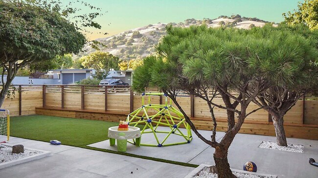 Building Photo - Single Level Upper Lucas Valley 4+bd/2ba E...