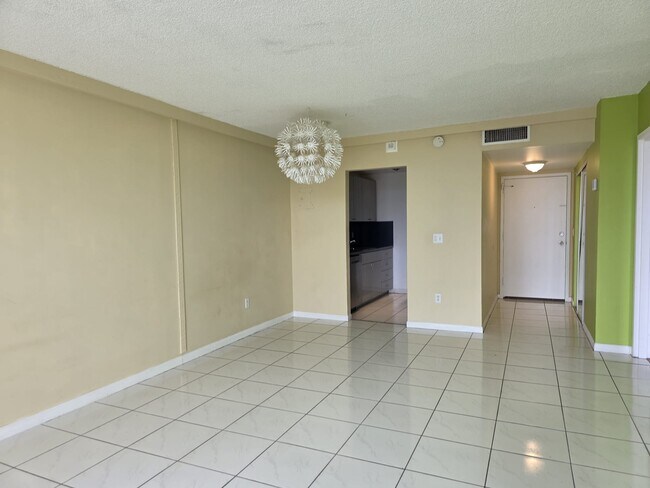 Foto del edificio - 2350 NE 135th St
