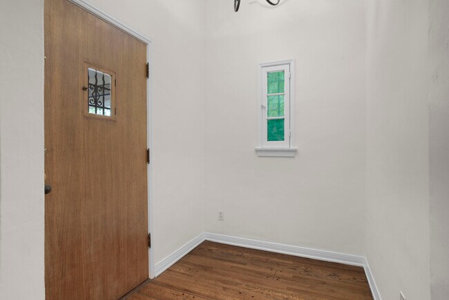 Foto del edificio - 2347 Glendon Ave