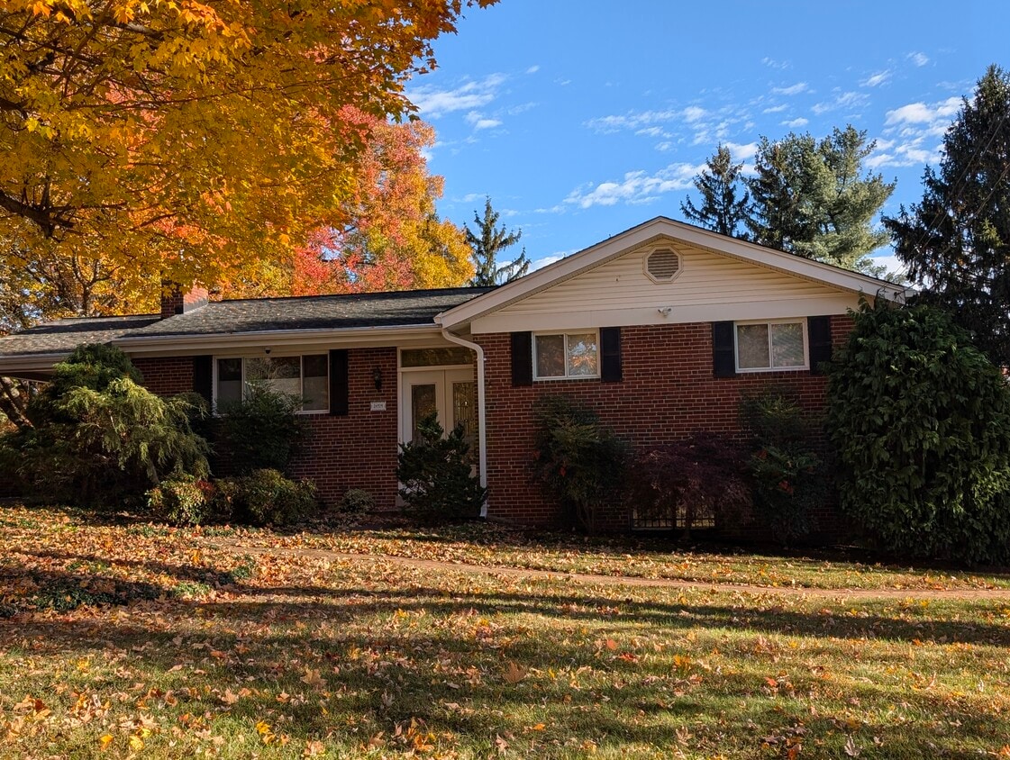 Frente de la casa - 14519 Dowling Dr