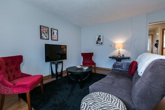 Foto del edificio - 3727 Hillcrest Rd