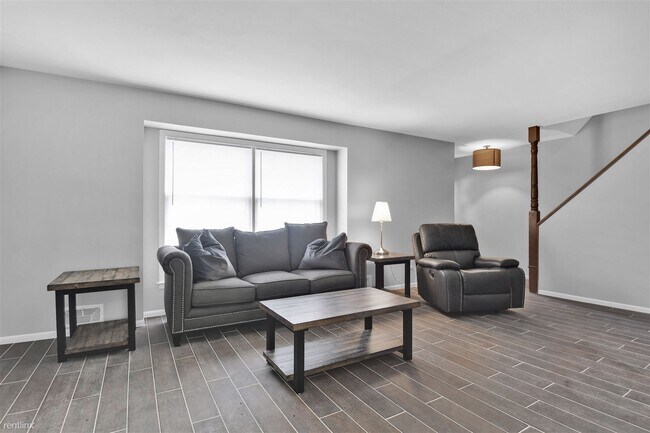 Building Photo - 3 br, 2.5 bath Townhome - 7030 Metcalf Avenue