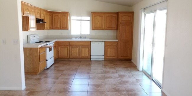 Building Photo - Welcome to your 3 bed 2 bath home in Joshua Tree!