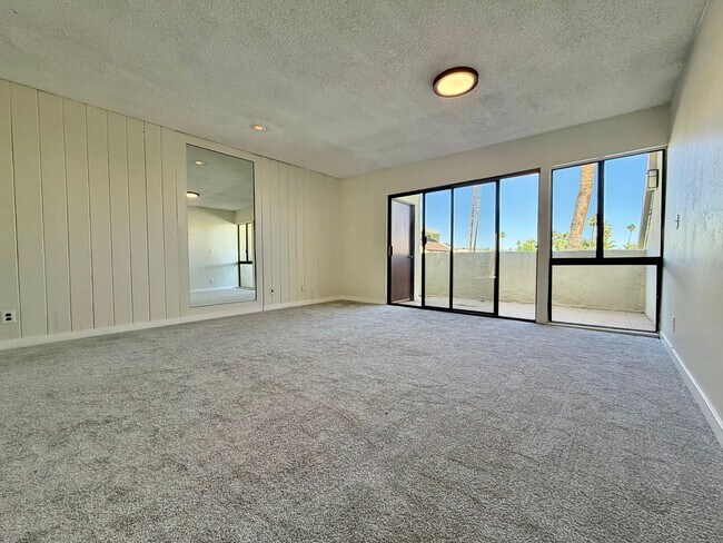 Foto del edificio - AVAILABLE NOW!!  1 Bedroom 1 Bathroom UPSTAIRS Apartment in Palm Springs!