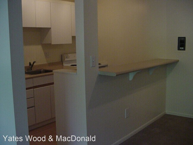 Building Photo - 1 br, 1 bath Apartment - 324 W. Olympic Pl.