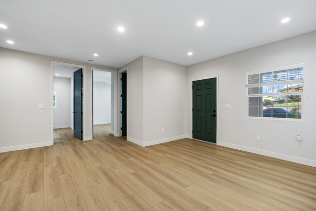 Building Photo - 1427 Edgecliffe Dr