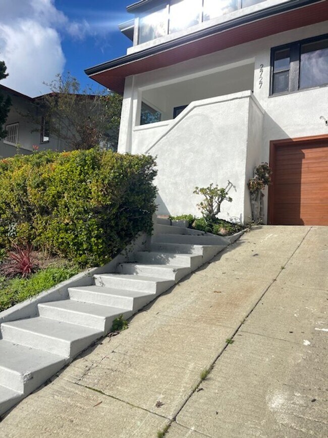 Building Photo - 4 Bed 3 Bath - Spacious Backyard and Garag...