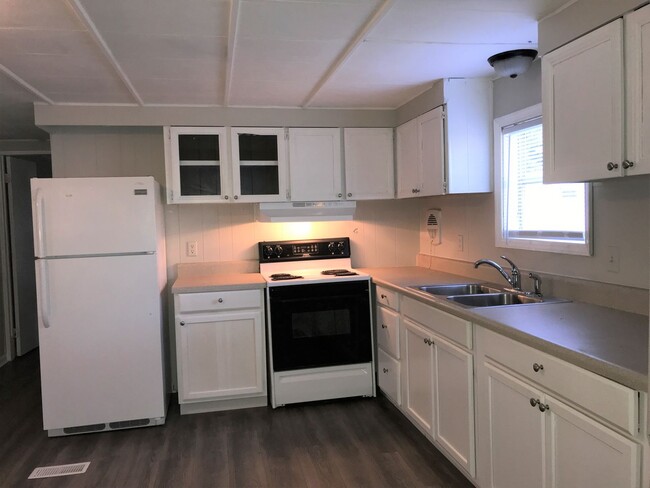 Building Photo - Clean, Updated, and Cozy Living Just Waiti...