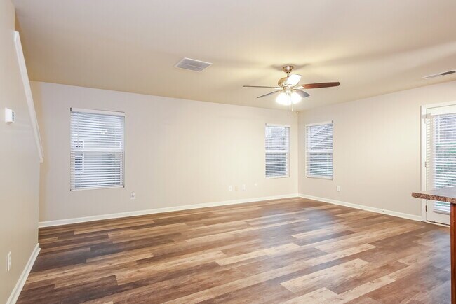 Foto del edificio - 32 Everett Cir