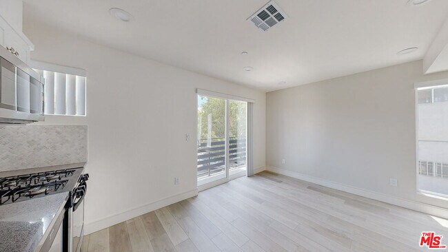 Building Photo - 953 N Mariposa Ave