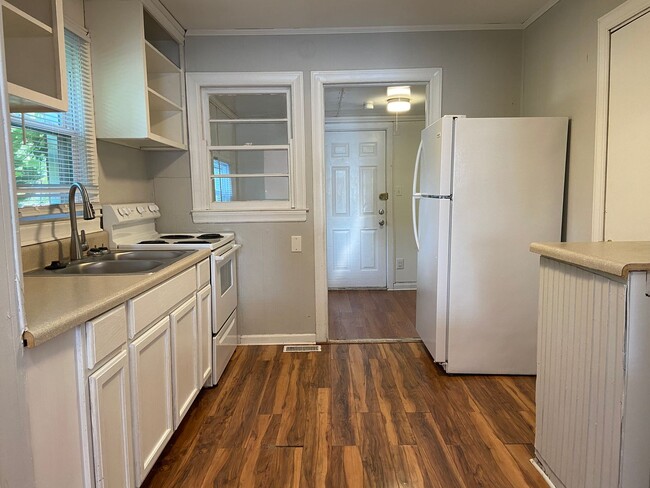 Building Photo - 2 Bedroom, 1 Bathroom House in Greensboro!