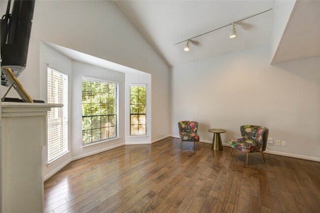 Foto del edificio - 4000 Purdue St