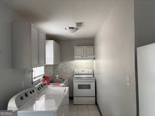 Foto del edificio - 5770 Satterfield Dr